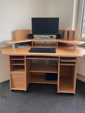 Gratis hoekbureau beschikbaar voor biedingen