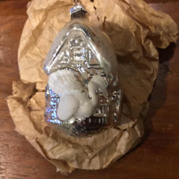 Vintage zilverkleurige kerstbal “huisje met zwaan” beschikbaar voor biedingen