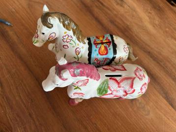 Porseleinen Paarden met Bloemmotieven beschikbaar voor biedingen