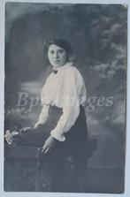 fotokaart jonge vrouw zittend Middelburg 1910's, Verzamelen, Foto's en Prenten, Gebruikt, Foto, Voor 1940, Verzenden