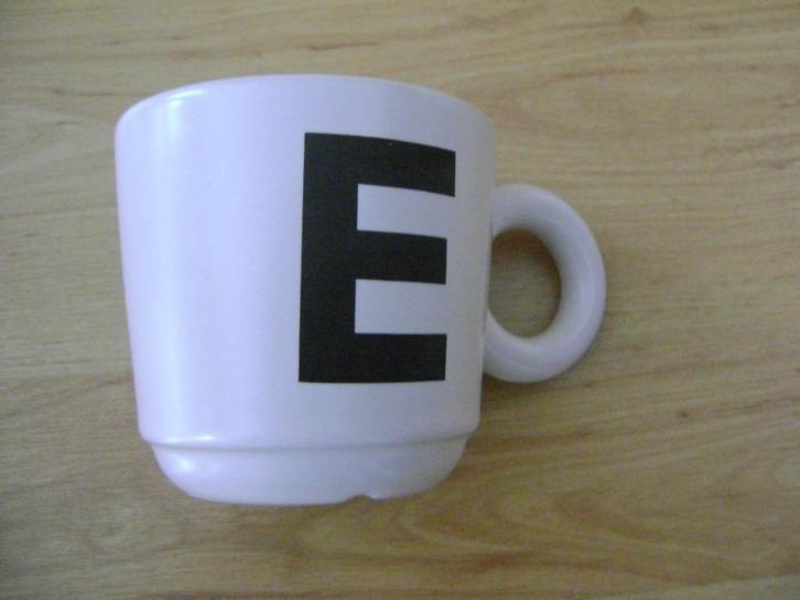 Hema mok letter E, Huis en Inrichting, Keuken | Servies, Zo goed als nieuw, Kop(pen) en/of Schotel(s), Overige stijlen, Aardewerk