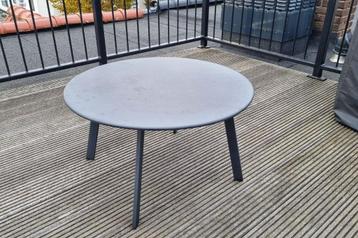 Ronde zwarte metalen tuintafel beschikbaar voor biedingen
