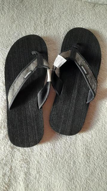 Nieuwe teenslippers Decathlon beschikbaar voor biedingen