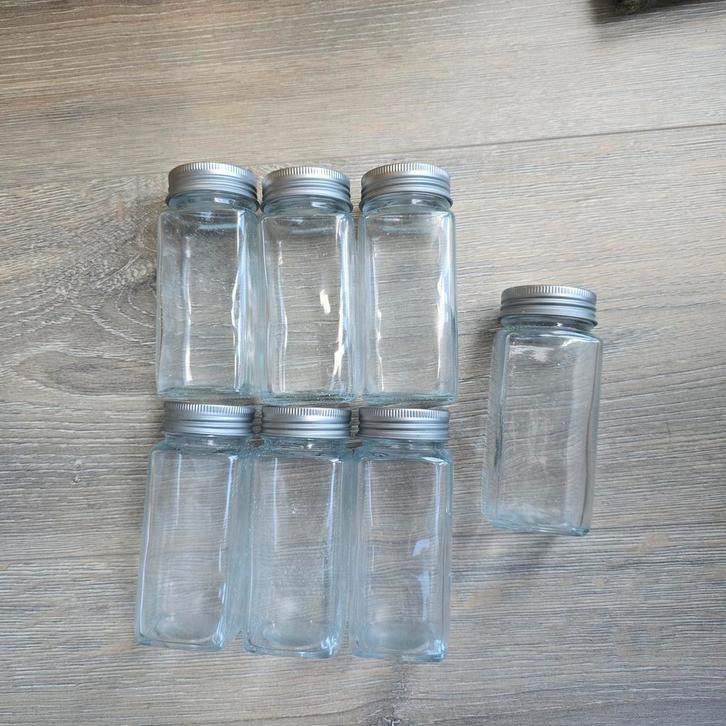 7 Glazen Kruidenpotjes met Schroefdeksel - Netjes & Schoon, Huis en Inrichting, Keuken | Keukenbenodigdheden, Zo goed als nieuw