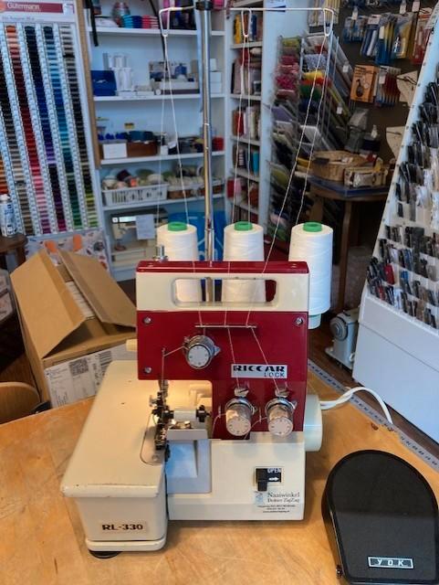 Riccar RL-330 vintage lockmachine (3-draads), Hobby en Vrije tijd, Naaimachines en Toebehoren, Gebruikt, Lockmachine, Overige merken