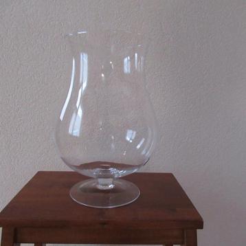 Glazen vaas in de vorm van een wijnglas / cognacglas beschikbaar voor biedingen