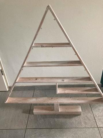 Houten kerstboompje beschikbaar voor biedingen
