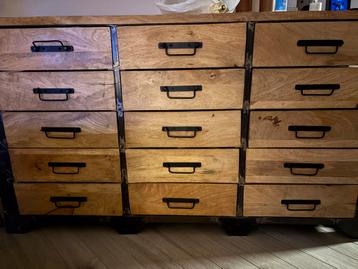 Dressoir mangohout gecombineerd met staal beschikbaar voor biedingen