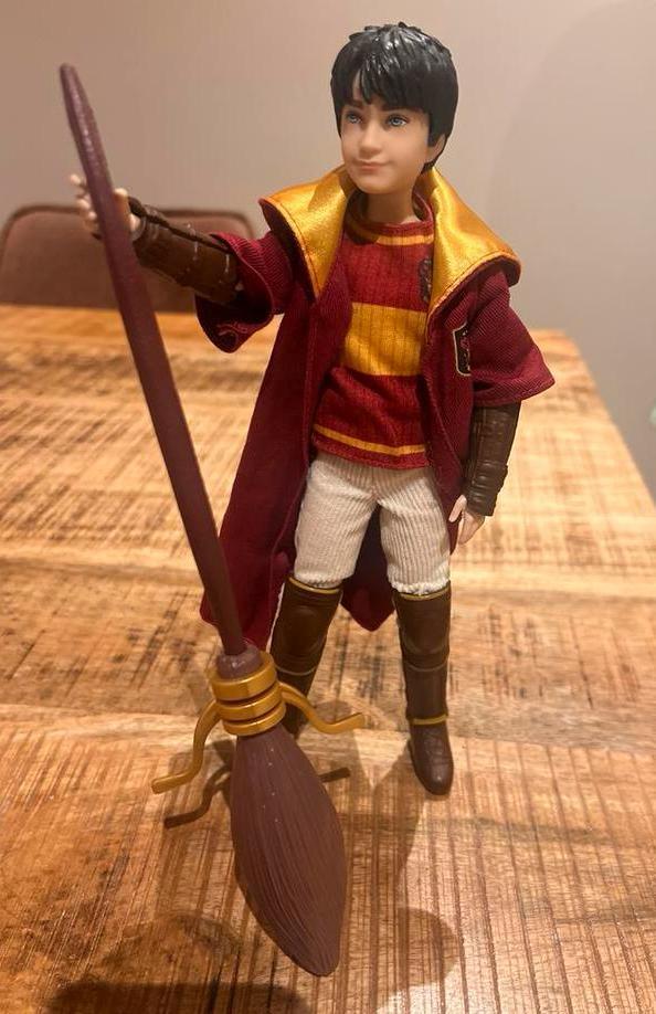 Harry Potter Pop met Nimbus 2000, Kinderen en Baby's, Speelgoed | Poppen, Zo goed als nieuw, Overige typen, Ophalen of Verzenden