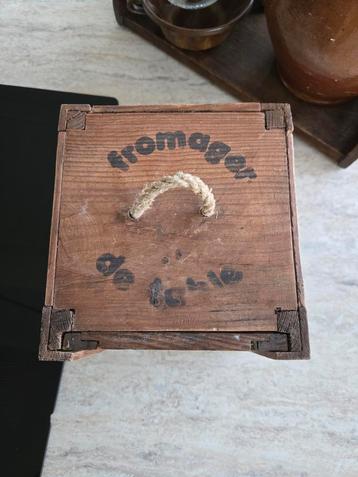 Frans kaas kastje met schuifdeur beschikbaar voor biedingen