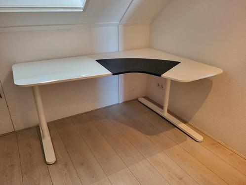 Ikea Bekant hoekbureau wit met zwart inzetstuk - verstelbaar, Huis en Inrichting, Bureaus, Zo goed als nieuw, In hoogte verstelbaar
