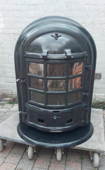 Oude kolenkachel die als houtkachel gebruikt kan worden beschikbaar voor biedingen