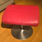 Rode leren voetenbank met metalen voet, Huis en Inrichting, Banken | Voetenbanken en Poefen, Ophalen of Verzenden