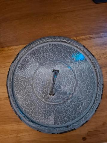 Oude pan deksel met karakter beschikbaar voor biedingen