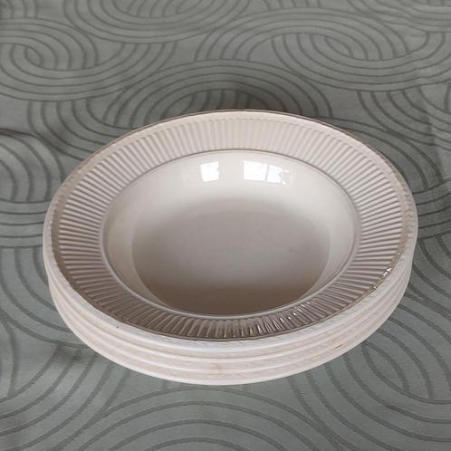 Wedgwood Edme 4 diepe borden 21 cm gebruikt / stukje eraf, Huis en Inrichting, Keuken | Servies, Gebruikt, Bord(en), Wedgwood
