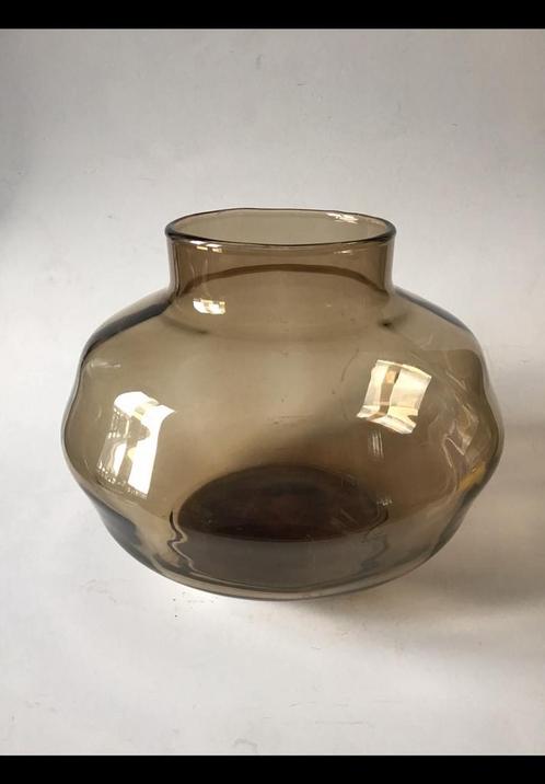 Oude glazen vaas van bruin / grijs rooj glas ruim 12 cm hoog, Antiek en Kunst, Antiek | Vazen, Ophalen of Verzenden