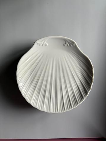 5 prachtige witte porseleinen borden vorm van een schelp beschikbaar voor biedingen