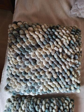 2x Sierkussen Grijs/Groen/Blauw - Zo Goed Als Nieuw beschikbaar voor biedingen