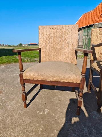 Antieke stoelen  beschikbaar voor biedingen