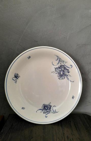 Brocante: grote puntgave schaal met (blauwe) iris versiering beschikbaar voor biedingen