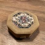 Fluwelen 8 hoekig juwelendoosje petit point, Antiek en Kunst, Curiosa en Brocante, Ophalen of Verzenden