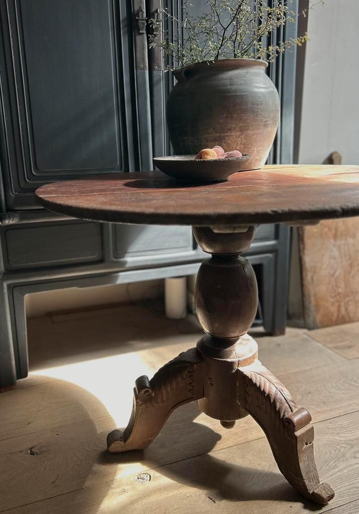 Oude wijn tafel (83,5) Oosters India sober sleets imperfect, Antiek en Kunst, Curiosa en Brocante, Ophalen