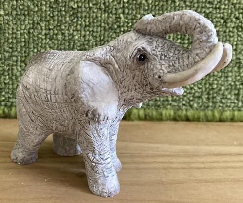 Olifant aardewerk grijs/wit met reliëf en slurf omhoog, Verzamelen, Dierenverzamelingen, Zo goed als nieuw, Beeldje of Figuurtje
