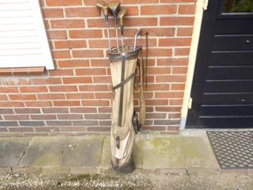 mooie oude/brocant golftas met sticks beschikbaar voor biedingen