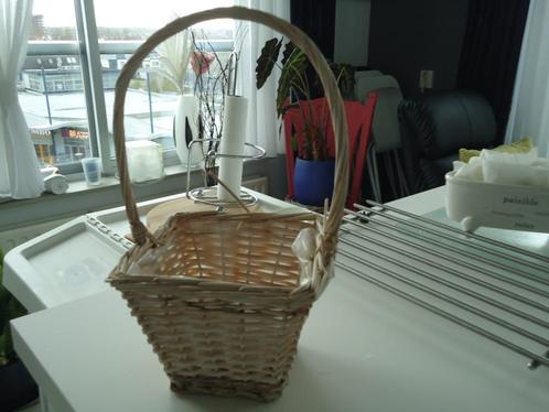 mandje met hengsel wit geschilderd18 x 17 x 14, Huis en Inrichting, Woonaccessoires | Schalen en Manden, Gebruikt, Mand, Rechthoekig