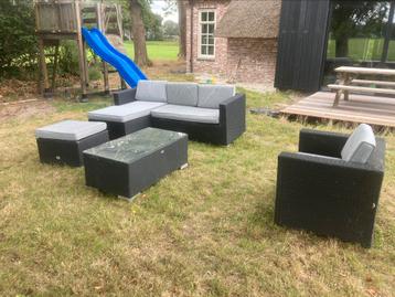 Prima loungeset met bank, stoel, poef en tafel beschikbaar voor biedingen