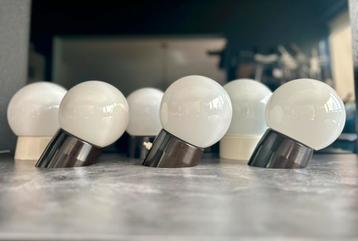 6 oude wand of plafondlampen van bakeliet en opaalglas beschikbaar voor biedingen