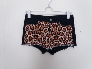 Een zwarte korte broek met een tijger-print aan de voorkant. beschikbaar voor biedingen
