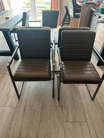 Eetkamer stoelen beschikbaar voor biedingen