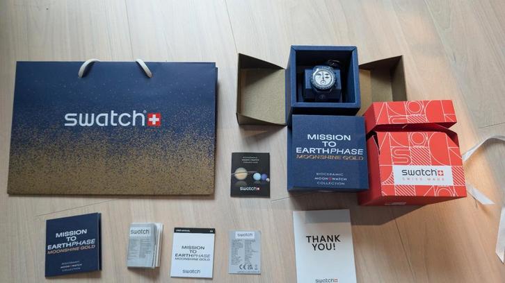 Swatch MoonSwatch - Mission to Earthphase moonshine Gold, Sieraden, Tassen en Uiterlijk, Horloges | Heren, Zo goed als nieuw, Polshorloge
