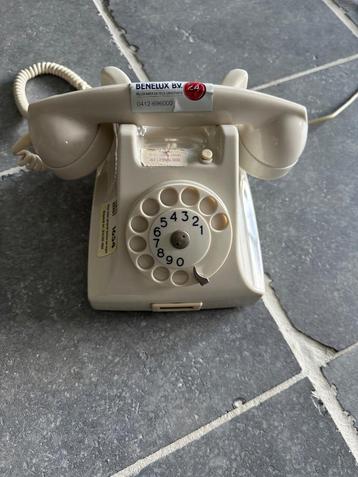 Telefoon met draaischijf beschikbaar voor biedingen
