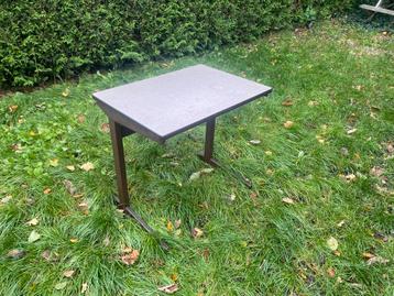Schooltafel en stoel beschikbaar voor biedingen
