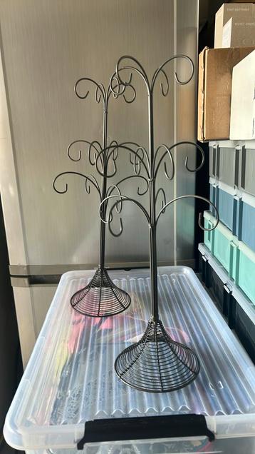 2 Metalen Sieradendisplays beschikbaar voor biedingen