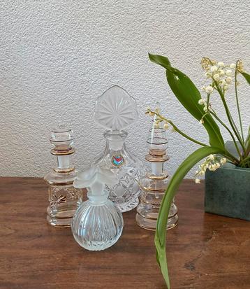 4 mooie parfumflesjes,anemoon stop, kristal beschikbaar voor biedingen