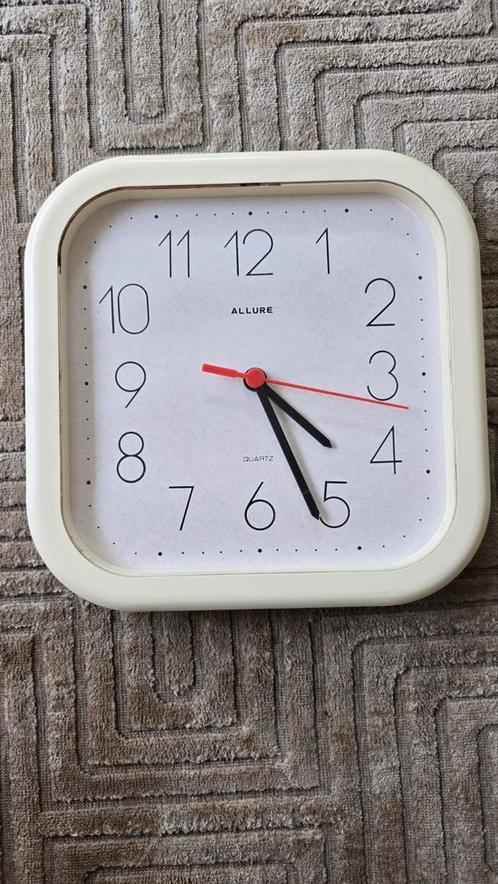 Retro vierkante Allure Quartz klok – 23,5 x 23,5 cm, Huis en Inrichting, Woonaccessoires | Klokken, Zo goed als nieuw, Wandklok