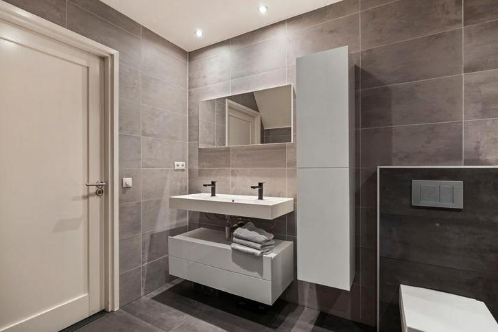 GRATIS: Badkamer wastafel + spiegel, Huis en Inrichting, Badkamer | Badkamermeubels, Gebruikt, Wasbak of Wastafel, Minder dan 100 cm