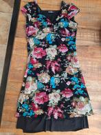 Zwarte jurk met bloemen merk Sensi Wear maat M/L, Kleding | Dames, Maat 38/40 (M), Zwart, Ophalen of Verzenden, Boven de knie