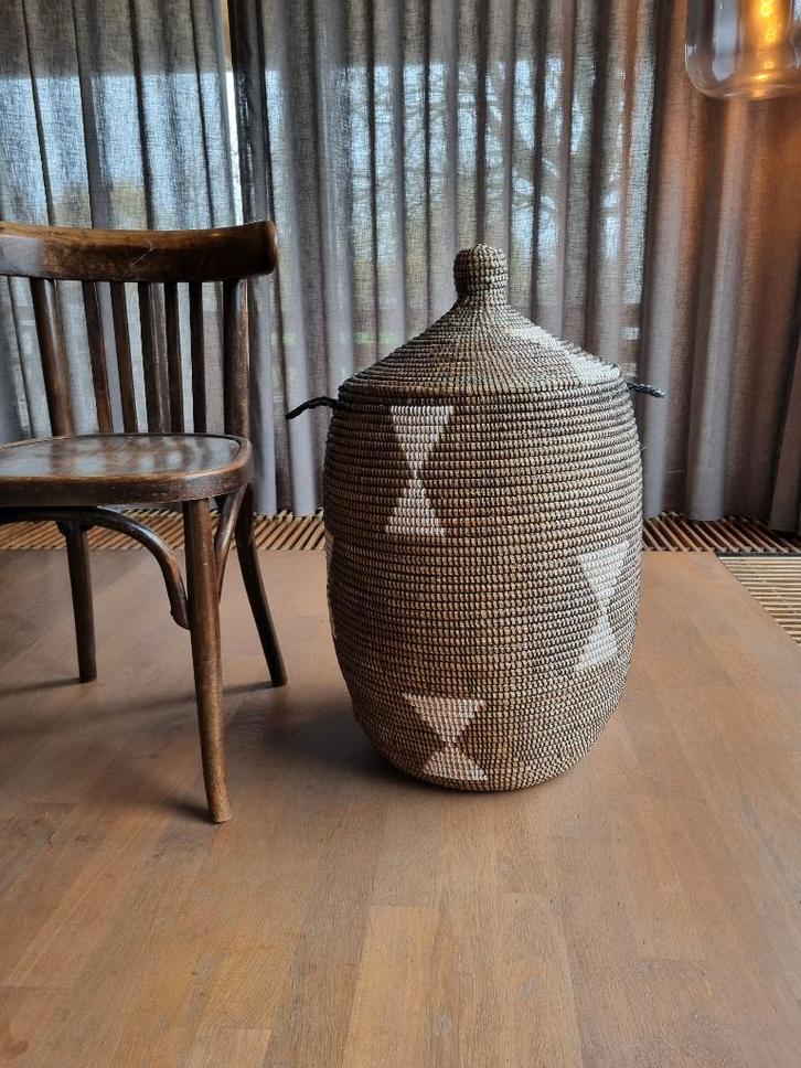 afrikaanse wasmand opbergmand zwart met wit uit Senegal, Huis en Inrichting, Woonaccessoires | Schalen en Manden, Nieuw, Mand