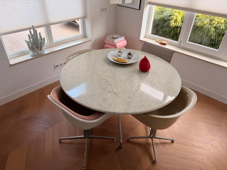 Vitra Eames Segmented eettafel rond 130cm Carrara marmer, Huis en Inrichting, Tafels | Eettafels, Gebruikt, 100 tot 150 cm, Rond