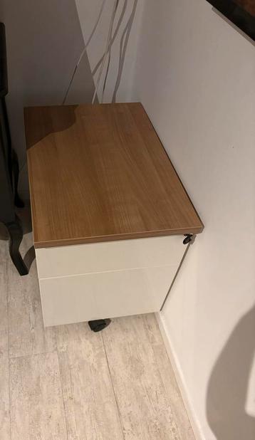 Nachtkastje/Bureaukastje met lades beschikbaar voor biedingen