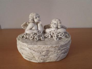 Doosje kunststof met engelen engel beschikbaar voor biedingen