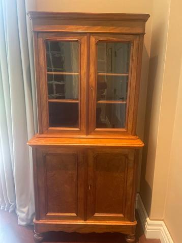 wooden cabinet/ bookcase with display and storage sections. beschikbaar voor biedingen