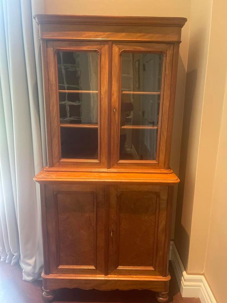 wooden cabinet/ bookcase with display and storage sections., Antiek en Kunst, Antiek | Boeken en Bijbels, Ophalen of Verzenden