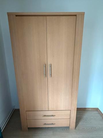 houten kast met deuren en lades