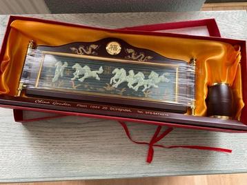Chinese Bureaukalender met Jade Paarden in Doosje. beschikbaar voor biedingen