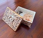 Vintage  italiaans porceleine Sieradendoosje met Reliëf, Antiek en Kunst, Ophalen of Verzenden